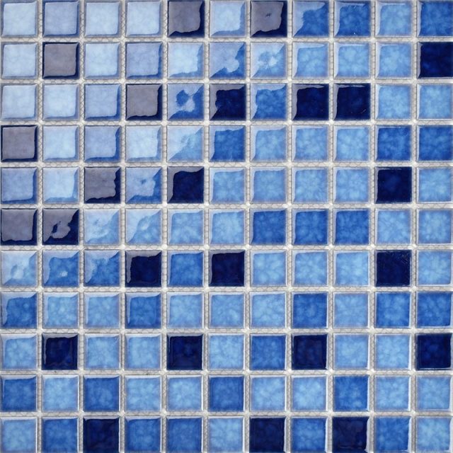 Vibrant blue glass pool tiles for a tropical vibe (2) Vibrant blue glass pool tiles for a tropical vibe (2)
